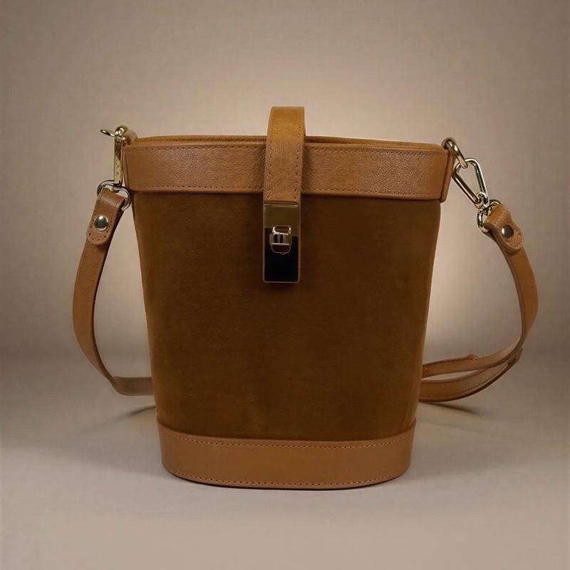 Sac Ilenia en cuir de vachette, porté main, épaule et bandoulière — orme.