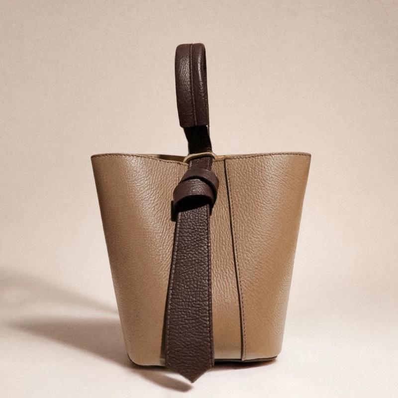 Sac Ornella en cuir de vachette, coloris taupe et moka — orme.