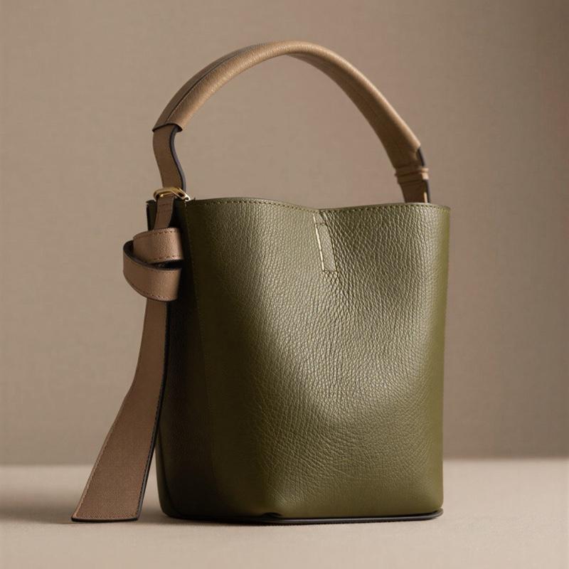 Sac Ornella en cuir de vachette, coloris vert et beige — orme.