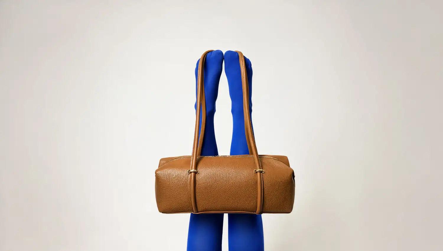 Sac en cuir de vachette porté à l’épaule — orme.
